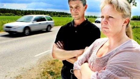 Oroliga. Anders Uddin i Linde och Susanne Öslöf i Vall har båda två överklagat sina barns skolskjutsar. Båda familjerna bor vid den av Vägverket rödmarkerade farliga länsväg 142.FOTO: TOBIAS WALLSTRÖM