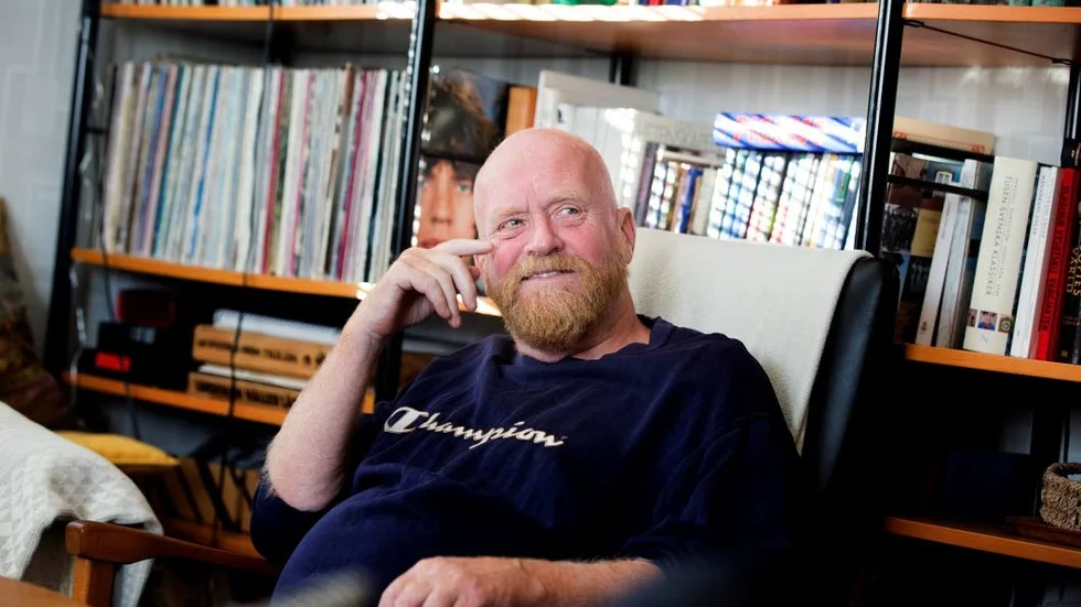 Husgudar. Black and blue av Rolling Stones skymtar i bokhyllan. "Det finns en löpsedel från 1989; 'Mick Jagger stämmer Rekyl i Luleå'." Tydligen var Rekyllåten "Arbeta hårt" lite väl inspirerad av Stones "Luxury" för skivbolagets smak. "Det var ju inte Jagger, utan svenska EMI. Men det stod så på Aftonbladets Norrlandslöp."