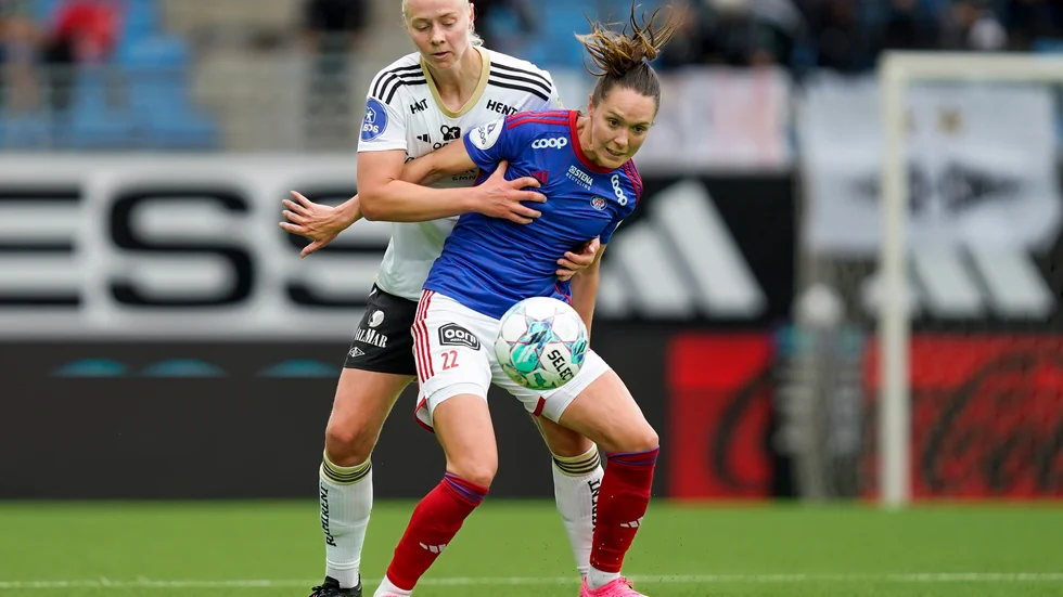 I den sista omgången av Toppserien den 18 november möts Vålerengen och Rosenborg i något som kan bli en direkt avgörande final om guldet. På bilden: Felicia Rogic i kamp med Rosenborgs Sara Horte.