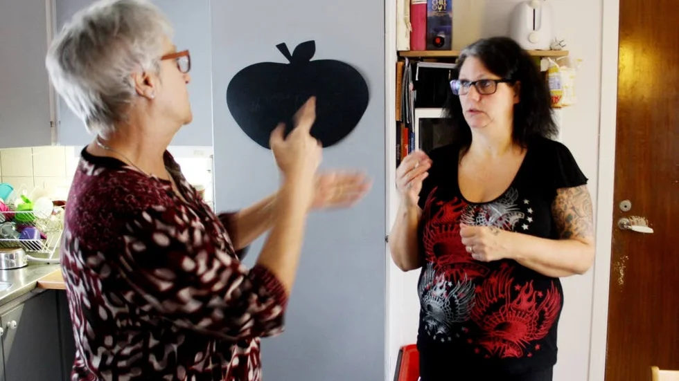 Mamma Ulla-Stina och Sanna kommunicerar via teckenspråk.