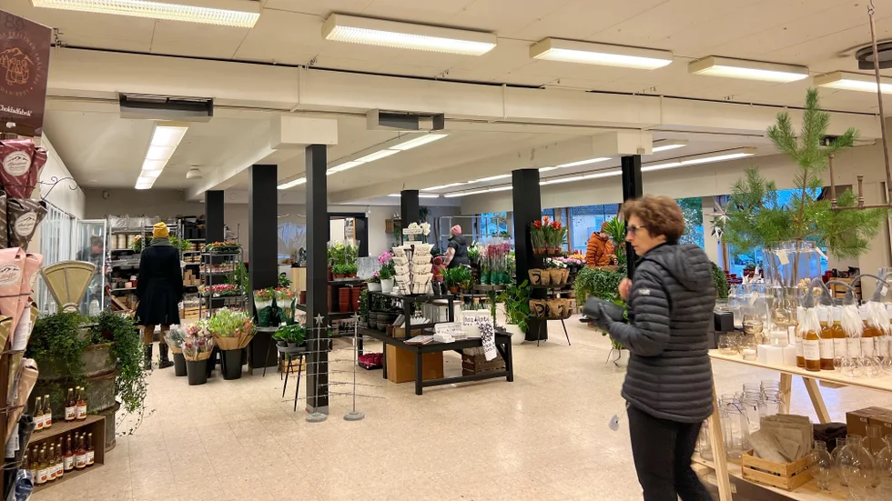 Blomster- och inredningsbutiken Blomstertid som etablerat sig i den gamla Ica-butiken slog upp sina portar för premiär redan på onsdagen. Det var många nyfikna besökare som strosade runt i lokalen och tittade på allt från blommor till julstjärnor. En av dem var Anita Haga.
