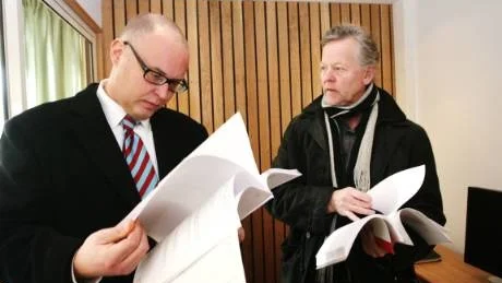 <7GT_Bildrubrik>Försvarare. </7GT_Bildrubrik>Tomas Pettersson (till vänster) och Staffan Fredriksson hämtade i går ut domarna, där det slås fast att en 53-årig och en 51-årig man begått grovt miljöbrott respektive miljöbrott. "Spontant känns det som en väldigt tuff dom", säger Staffan Fredriksson.