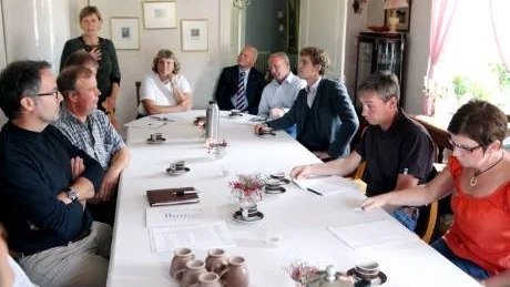 Krismöte. LRF, grisföretagarna, banker och grisuppfödare samlades i går för att försöka hitta en lösning till den svåra ekonomiska sits grisuppfödarna hamnat i.