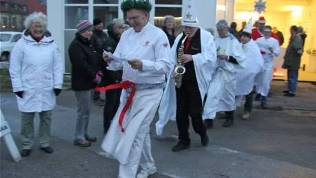 Friska tag. Luciatåget skrider på lätta fötter fram i styv kuling.