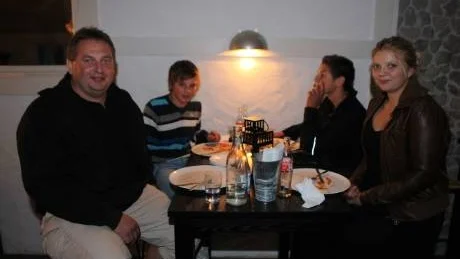 Familj. Ola, Simon, Linus och Andrea Johansson inledde Fårönatta med pizza.