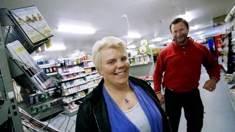 <7GT_Bildrubrik>Ägarbyte.</7GT_Bildrubrik> Marika Gardarfve tar över butiken i Katthammarsvik efter Björn Smittsarve, som i dag gör sista dagen på jobbet. "Min man är fiskare och är hemifrån i femveckorsperioder, så jag har gott om tid att lägga i butiken", skrattar den blivande ägaren, som formellt tar över i morgon.