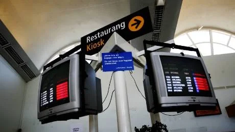 Tv-monitorn på Visby flygplats lyser röd.
