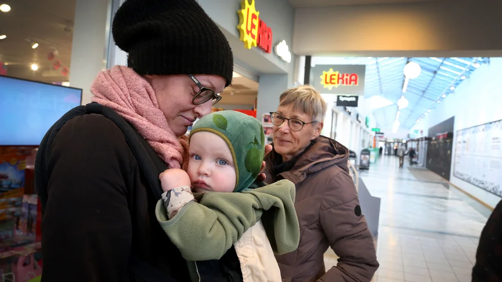 Färre julklappar, och mer på second hand. Så ser årets jul ut hemma hos Malena Wizén, sonen Samson och hans mormor Lilly. "Maten kommer vi också att spara in på, och bara ha det som vi tycker riktigt mycket om. Jag tycker att det är bra, det köps alldeles för mycket annars, både för ekonomin och miljön", säger hon.