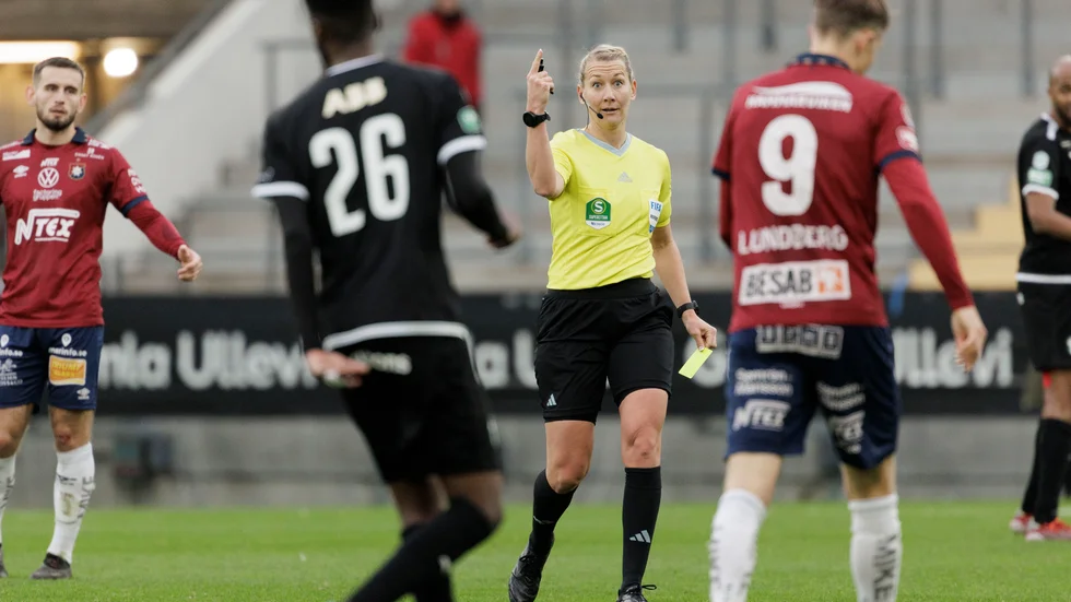 Tess Olofsson har dömt tolv matcher i superettan i år, här matchen mellan Örgryte och Västerås i lördags.