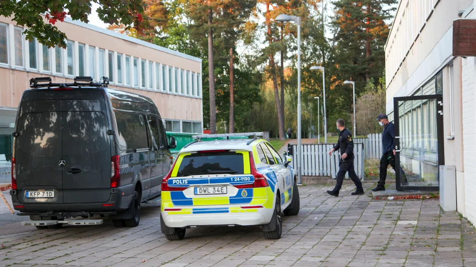 Nationella bombskyddet ryckte i oktober ut till ett ungdomsboende i Västerås. Där påträffades nära 40 kilo sprängmedel. De gripna misstänks också för en skjutning i Uppsala.