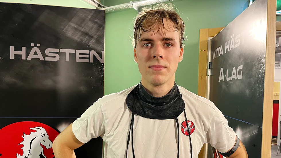 Vita Hästen-forwarden Jacob Sundberg med sitt halsskydd.