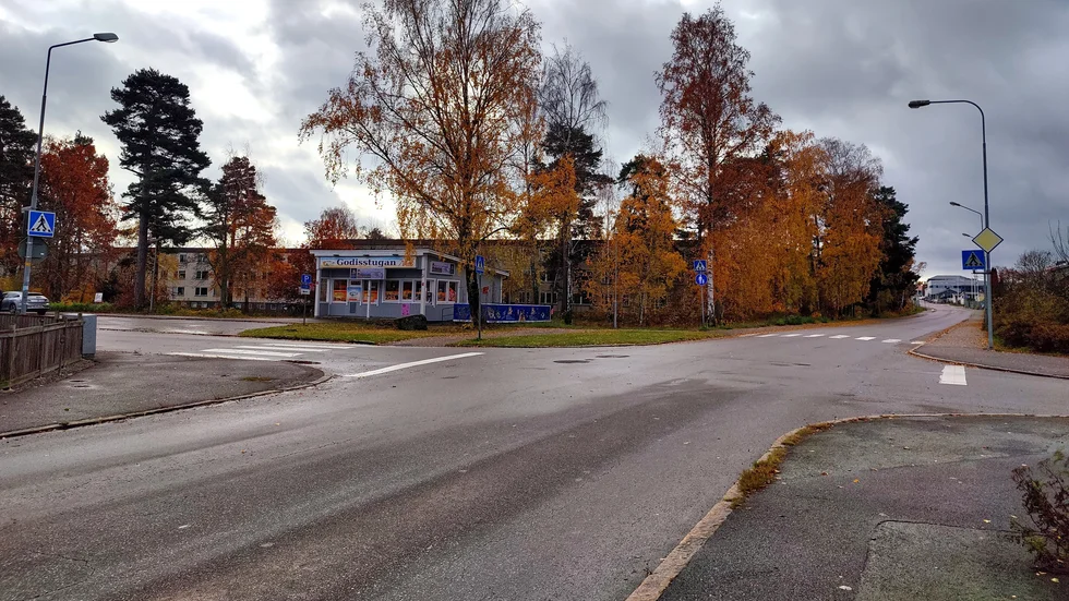 Korsningen Perugatan/Arabievägen har endast två övergångställen. Vill man ta sig från trottoaren där bilden är tagen, till "perukiosken", får man snällt vända om och gå runt kvarteret för att så småningom ta övergångsstället längre fram till höger i bild. 