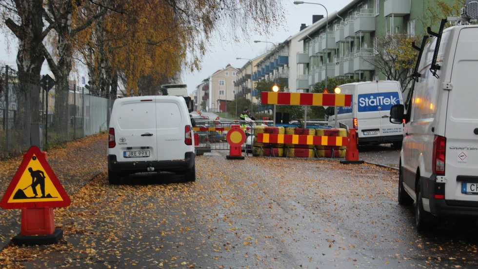 Fiberproblem gör inte bara att Idrottsgatan är avstängd. Det gör också att ett helt kvarter blir utan värme och vatten. 