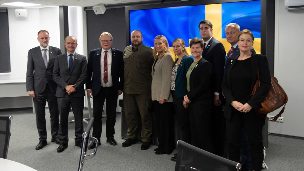 En delegation från den svenska riksdagens försvarsutskott har på tisdagen besökt Ukraina. Delegationen ledd av utskottets ordförande, tidigare försvarsminister Peter Hultqvist (S), har träffat den ukrainska försvarsministern Rustem Umerov.