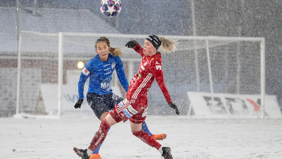 Eskilstunas Anna Oscarsson och Piteås Cecilia Edlund under en match på LF Arena som Piteå vann i mitten av oktober 2020.  