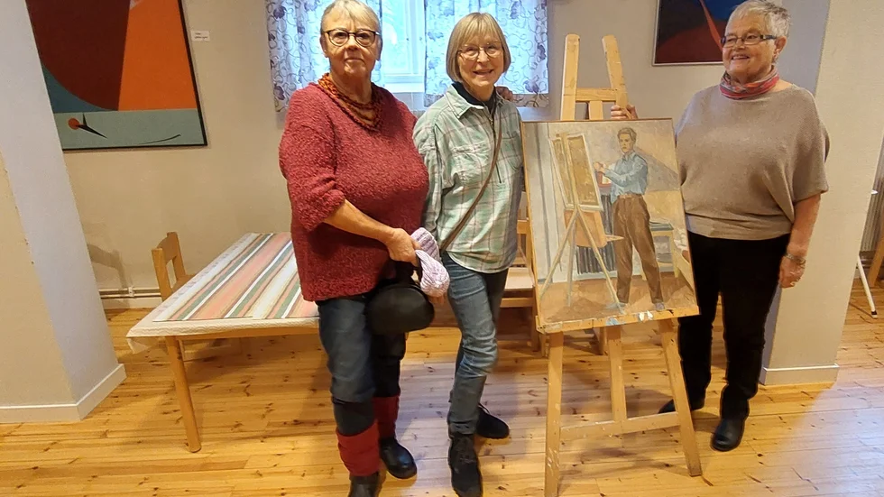 Birgitta Edström (längst till vänster), Kristin Boström i mitten och Inger Gunnarsson från Arvidsjaurs konstförening besökte SPF-seniorernas möte i Glommersträsk.
