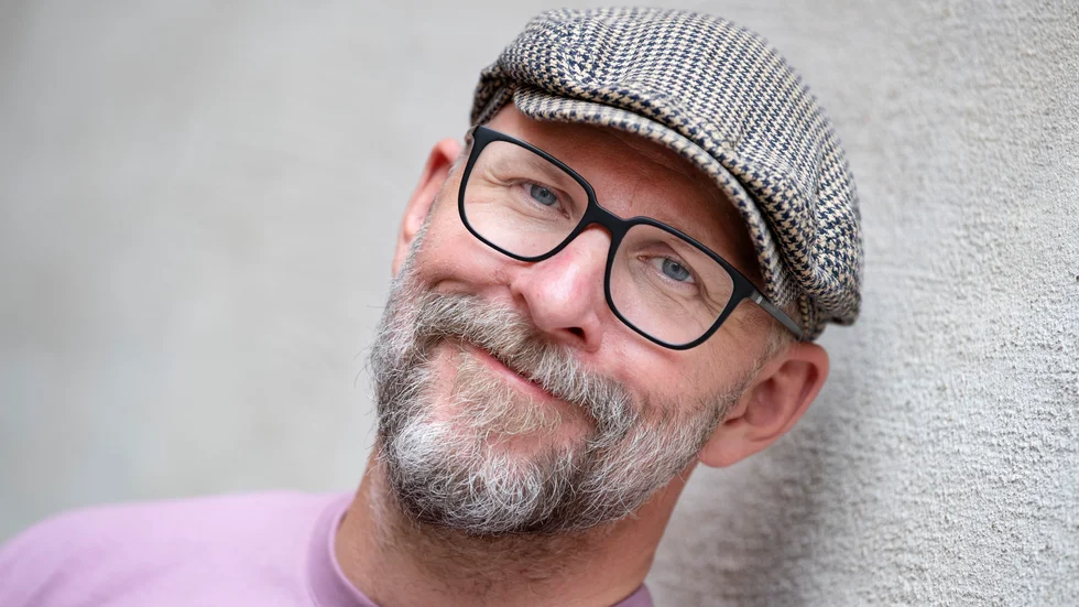 Kalle Lind är programledaren och På spåret-deltagaren  som även driver podden Snedtänkt. Den 27 juli gästar han Eskilstuna som konferencier på humorfestivalen Skrattfest!