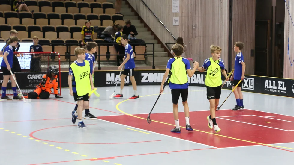 Derbyt mellan de två lagen från Väskindeskolan årskurs sex under den första dagen av Kokoloko cup.