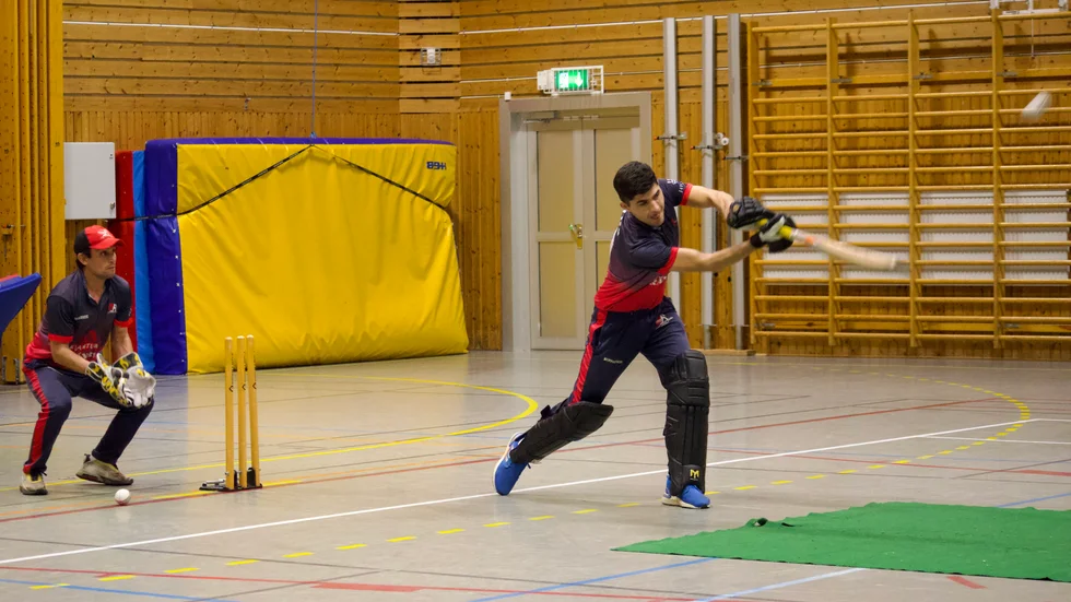 Bilal Momand har inga problem med att träffa cricketbollen.