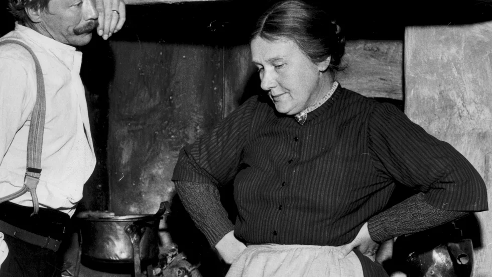 Här en bild från då Strindbergs roman Hemsöborna blev tv-serie 1965. Romanen inleds med en mening som i många år har fått Folkbladets ledarskribent att tänka på Reidar Svedahl. 

