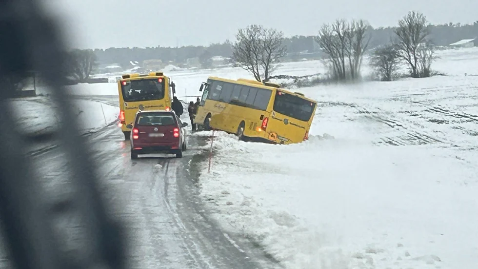 En skolbuss hamnade i diket i halkan.