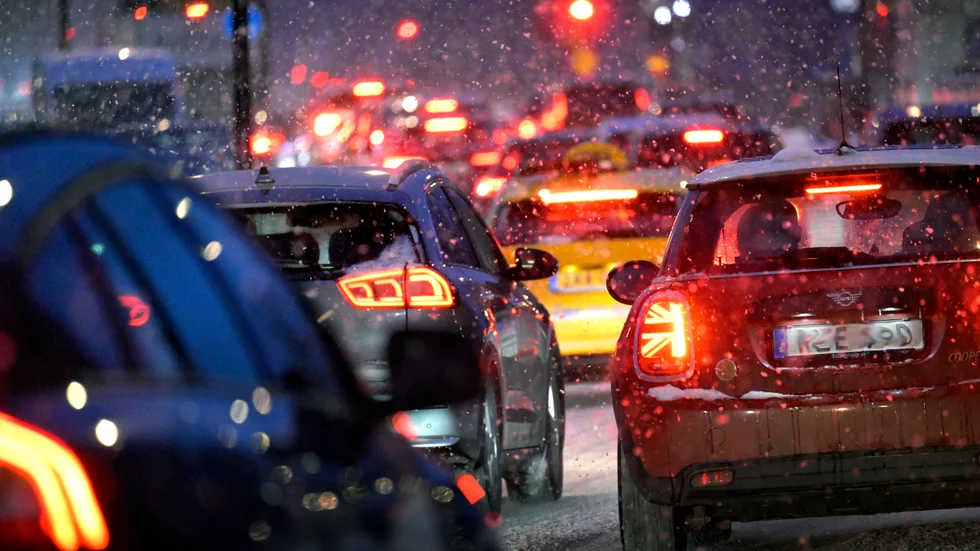 Den första riktiga snön ställer till det för trafikanter i Västerbotten och Norrbotten.