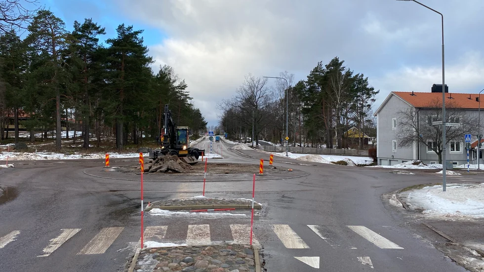 Breviksrondellen har stängts av på grund av vägarbete. 