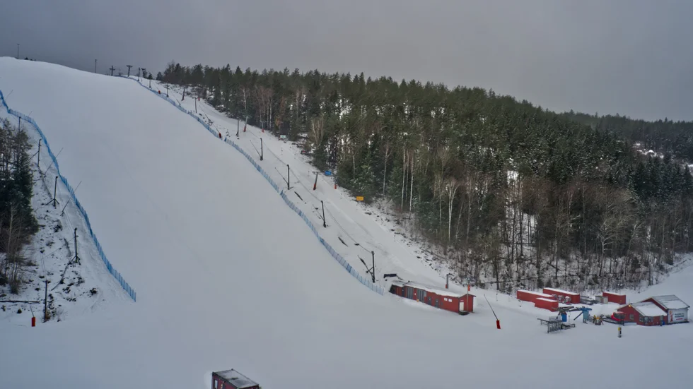 Snötäcket i Yxbacken är cirka en meter och klarar av mildvädret bra.