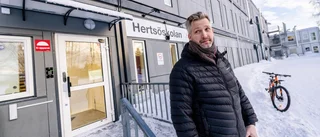 SE: Här rinner vattnet längs modulväggen på Hertsöskolan