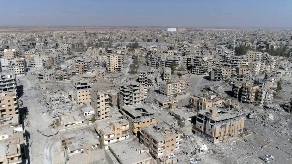 Skadade byggnader i den syriska staden Raqqa, som IS utropade till sin huvudstad. Arkivbild.