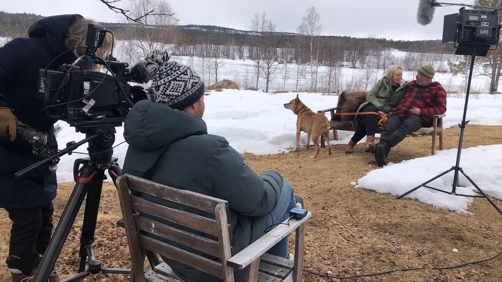 Guido van den Berg under tv-inspelningen av dejtingprogrammet Winter full of love förra våren. Här tillsammans med Marja, den femte och sista kvinnan som besökte gården i Jutis.