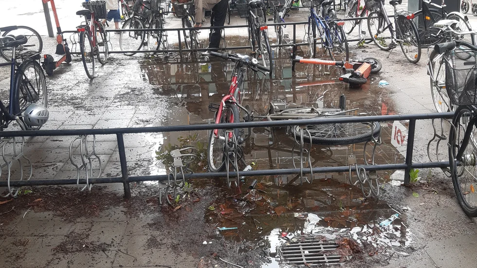 Det är ständiga översvämningar och vattnet ligger kvar i dagar efter ett skyfall vid cykelställen vid Ica Luthagen.