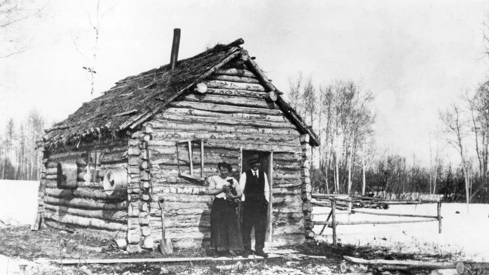 En stor del av Sveriges befolkning utvandrade på 1800-talet. Egentligen inte så länge sedan, menar skribenten.