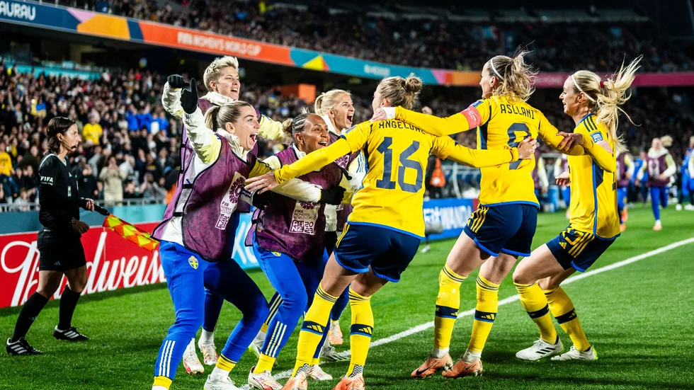 Svensk glädje efter avancemanget mot Japan. På tisdag är det dags för semifinal och den visas på storbildsskärm på Stångebrofältet i Linköping. 