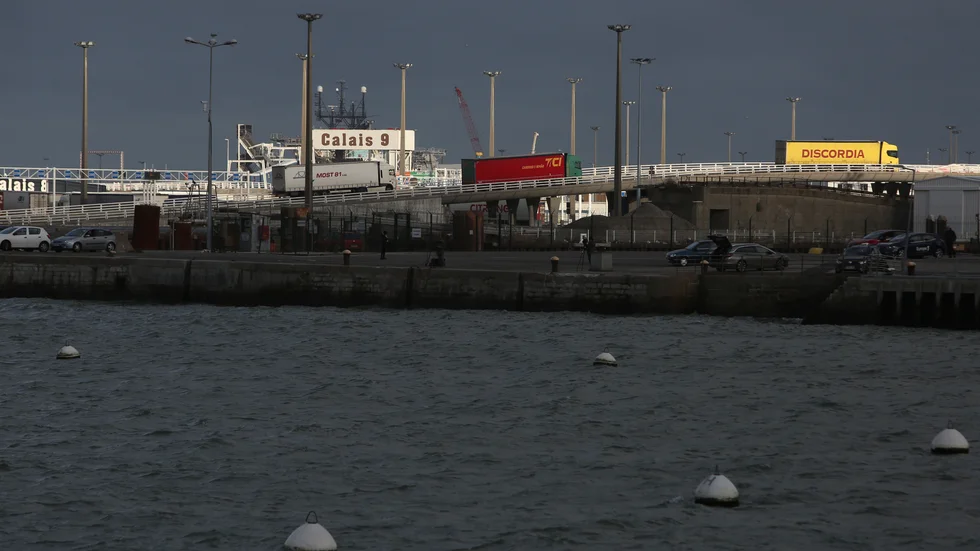 Minst sex personer har dött i samband med att en migrantbåt på väg mot Storbritannien sjunkit utanför Frankrikes kust. På bilden syns hamnen i Calais i norra Frankrike, där engelska kanalen är som smalast. Arkivbild.