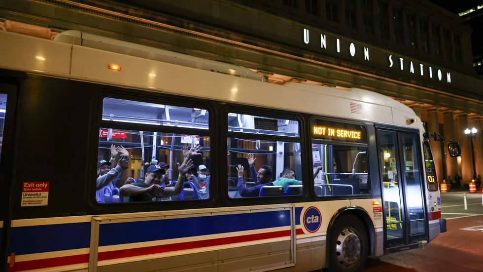 Migrantbussen som treåringen färdades med var på väg från Texas till Chicago. Bilden, som är tagen i fjol, visar en annan migrantbuss vid Union Station i Chicago. Arkivbild.