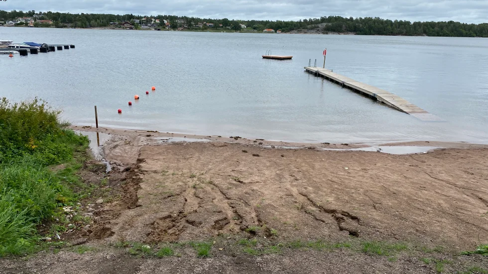 Breviksbadet. Bryggan kommer vara på plats i sommar också, men när den kommer läggas i är ännu oklart.