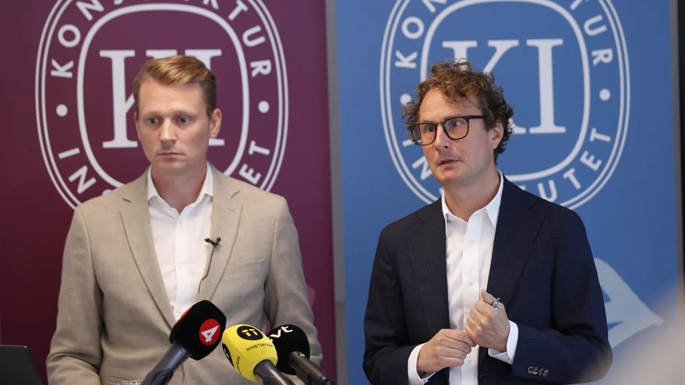 Enhetschef Erik Spector och generaldirektör Albin Kainelainen presenterar Konjunkturinstitutets konjunkturuppdatering.