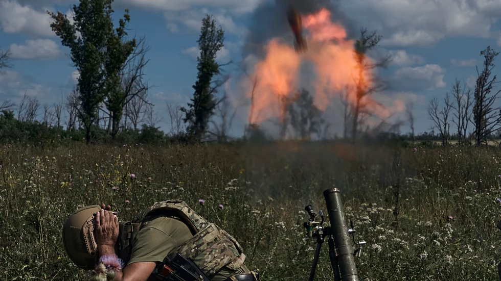 Sju personer, inklusive ett spädbarn och hela barnets familj, dödades på söndagen i regionen Cherson i Ukraina. På bilden syns en soldat som tog skydd i Donetsk under lördagen.