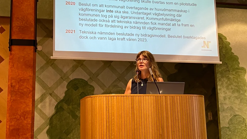 Ylva Persson, projektledare, presenterade hur det är tänkt hur processen kring kommunens övertagande av vägföreningarna ska gå till under kommunfullmäktige i augusti.