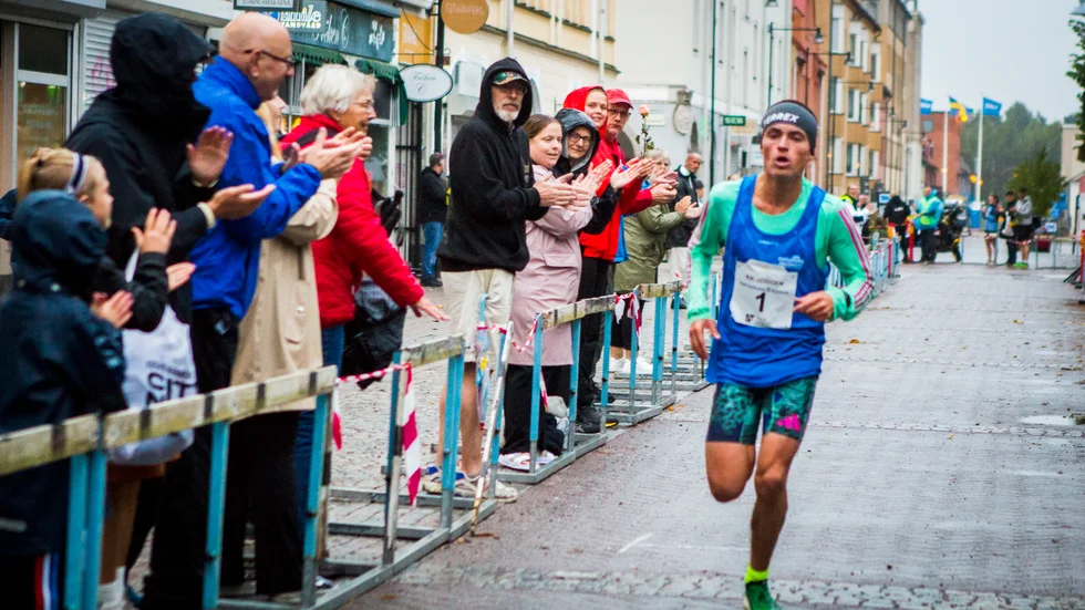 Eskilstunalöparen Emil De La Oliva var för tredje gången på raken första över mållinjen i kvartsmaran.