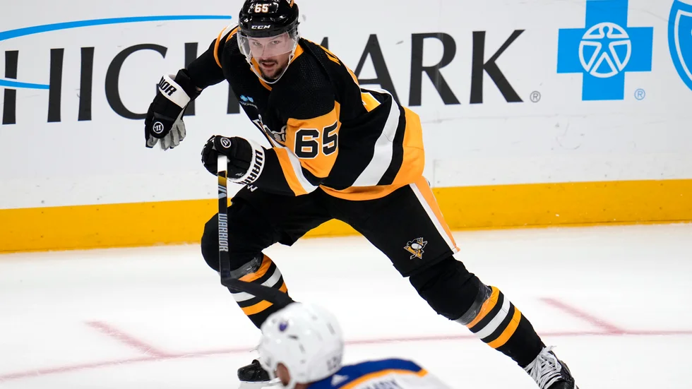 Erik Karlsson (65) debuterade för Pittsburgh i träningsmatchen mot Buffalo.