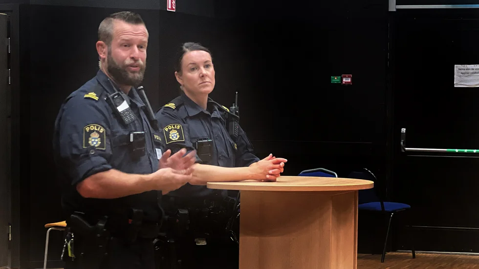 Områdespoliserna Erik Johansson och Martina Karlsson besökte Värgårdsskolan och berättade om sitt arbete. "Polisyrket är väldigt omväxlande och spännande. Man vet aldrig i förväg hur ens dag kommer att bli" säger Erik.