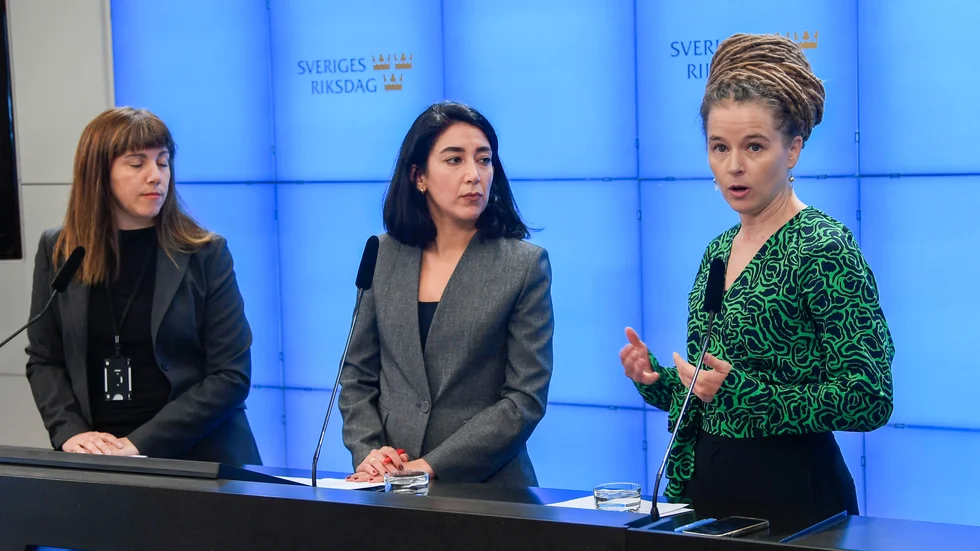 Vasiliki Tsouplaki (V), Lawen Redar (S) och Amanda Lind (MP) håller pressträff om folkbildningen.