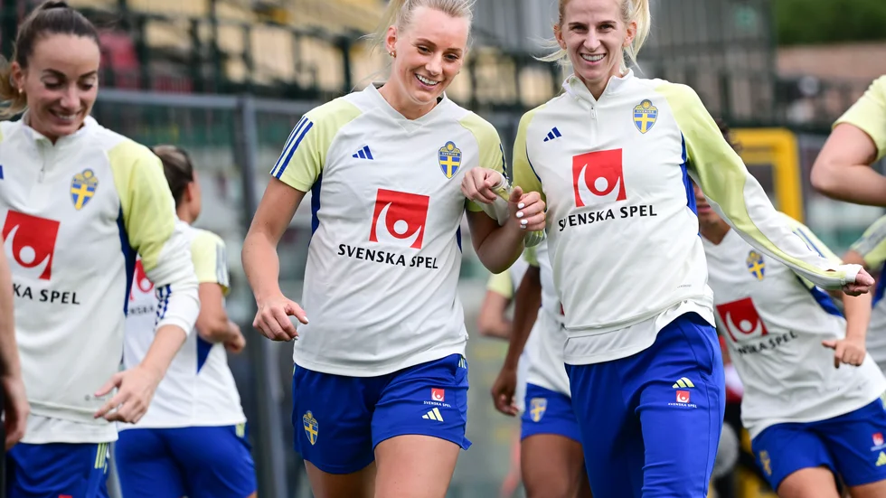 Stina Blackstenius och Sofia Jakobsson under gårdagens träning på Teofilo Patini-stadion i Castel di Sangro, inför dagens Nations League-möte med Italien.