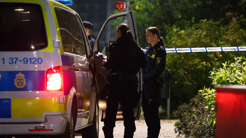 Polis på plats i Jordbro söder om Stockholm natten mot torsdag där en man sköts till döds och en annan man skadades. Arkivbild.