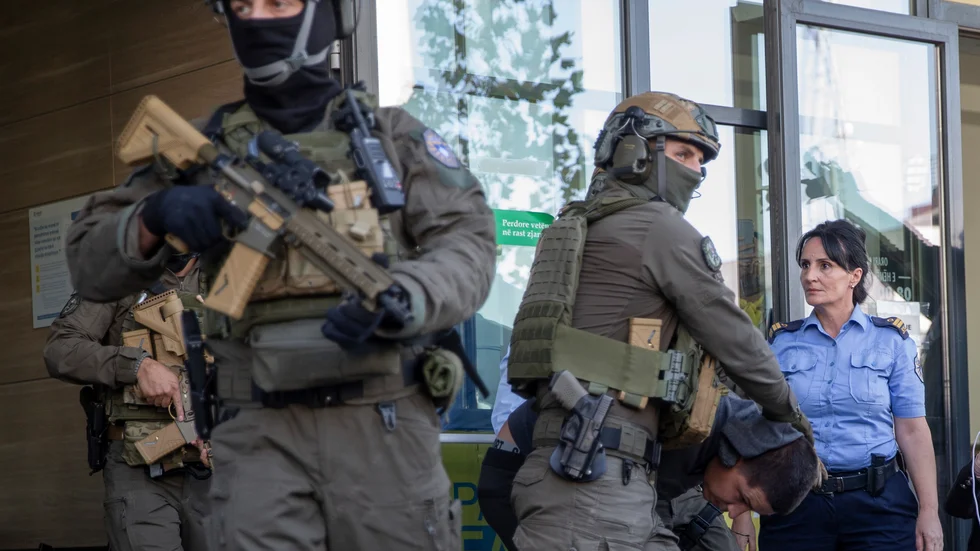 Polis från Kosovos specialstyrka för ut en av de gripna från domstol efter helgens händelser.