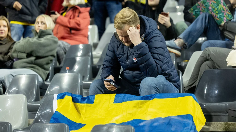 Svenska fans på läktaren i Bryssel följde händelserna utanför arenan i mobilerna mer än de följde vad som hände på fotbollsplanen.