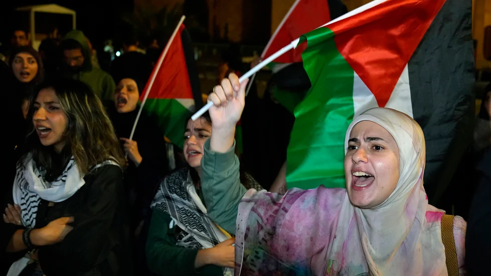 Demonstranter i Beirut på tisdagskvällen.