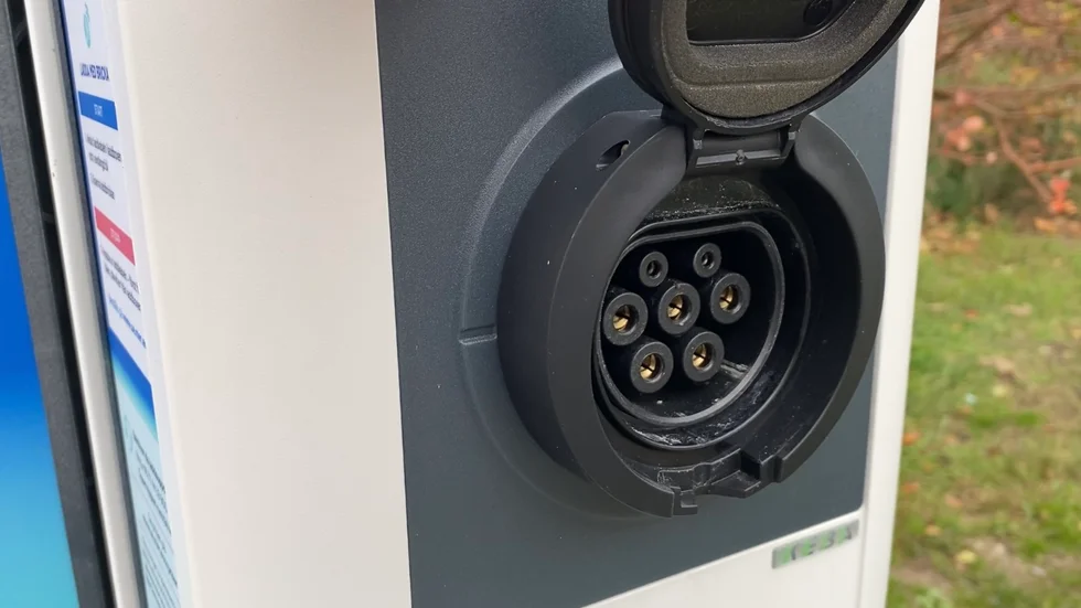 Föreningen anlitade ett företag som installerade elbils-laddare på den gemensamma parkeringen.